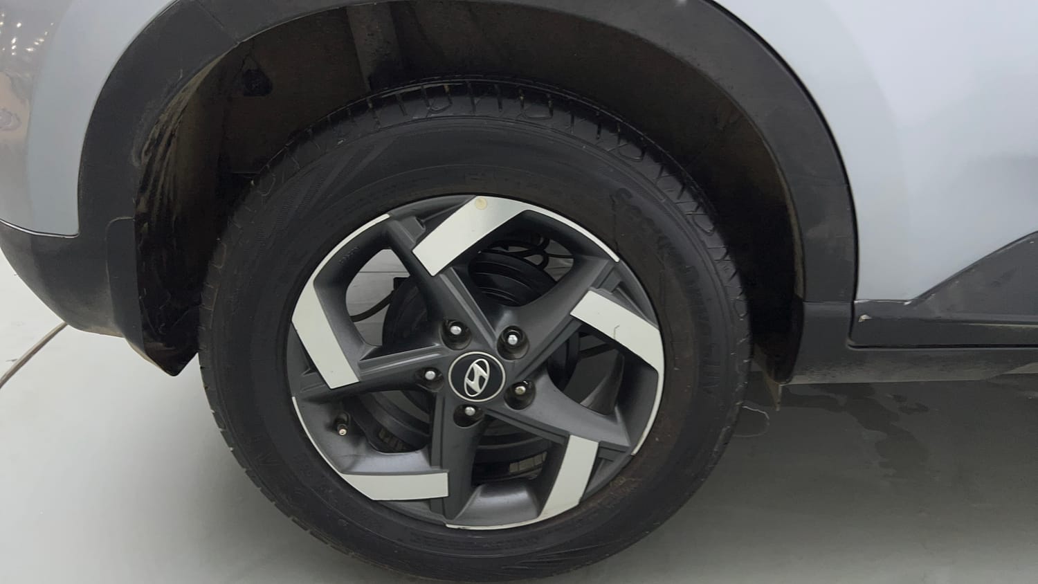 Used 2020 Hyundai Venue SX Plus 1.0 Turbo DCT Petrol Automatic tyres RIGHT REAR TYRE RIM VIEW