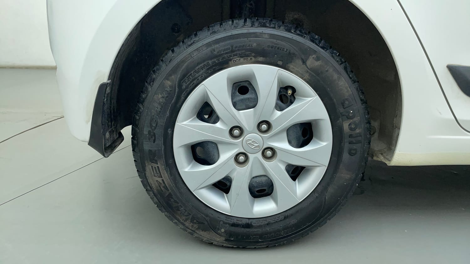 Used 2017 Hyundai Elite i20 Magna Executive 1.2 Petrol Manual tyres RIGHT REAR TYRE RIM VIEW