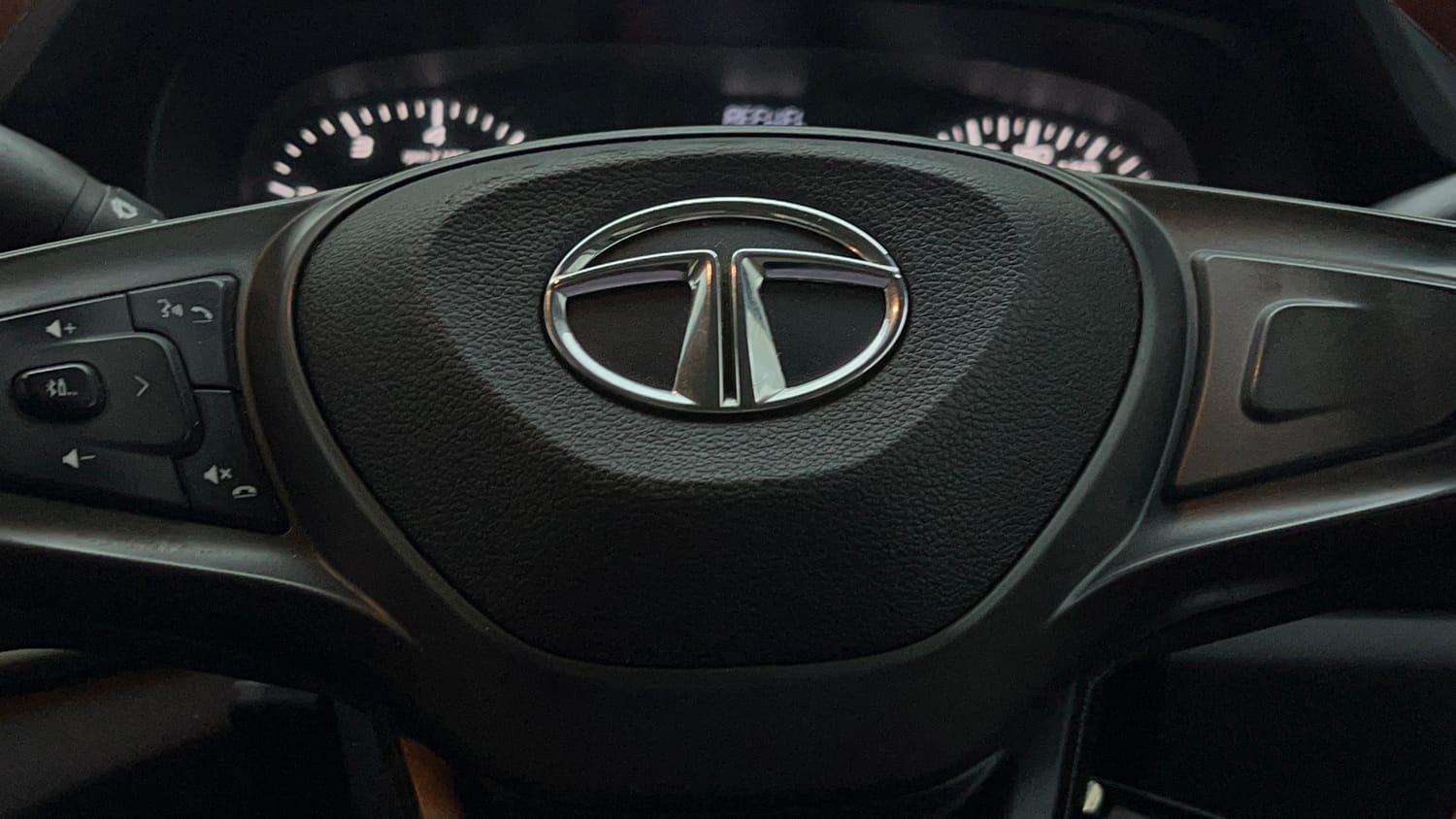 Used 2022 Tata Punch Adventure Rhythm Pack MT Petrol Manual top_features Airbags