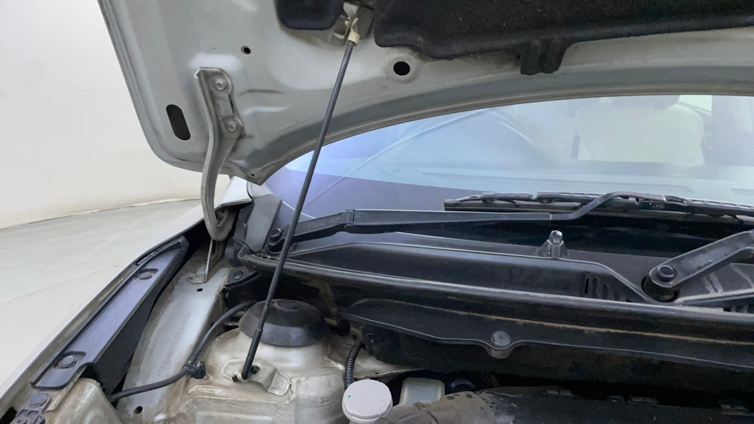 Used 2018 Maruti Suzuki Baleno Alpha 1.2 AT Petrol Automatic engine ENGINE RIGHT SIDE HINGE & APRON VIEW