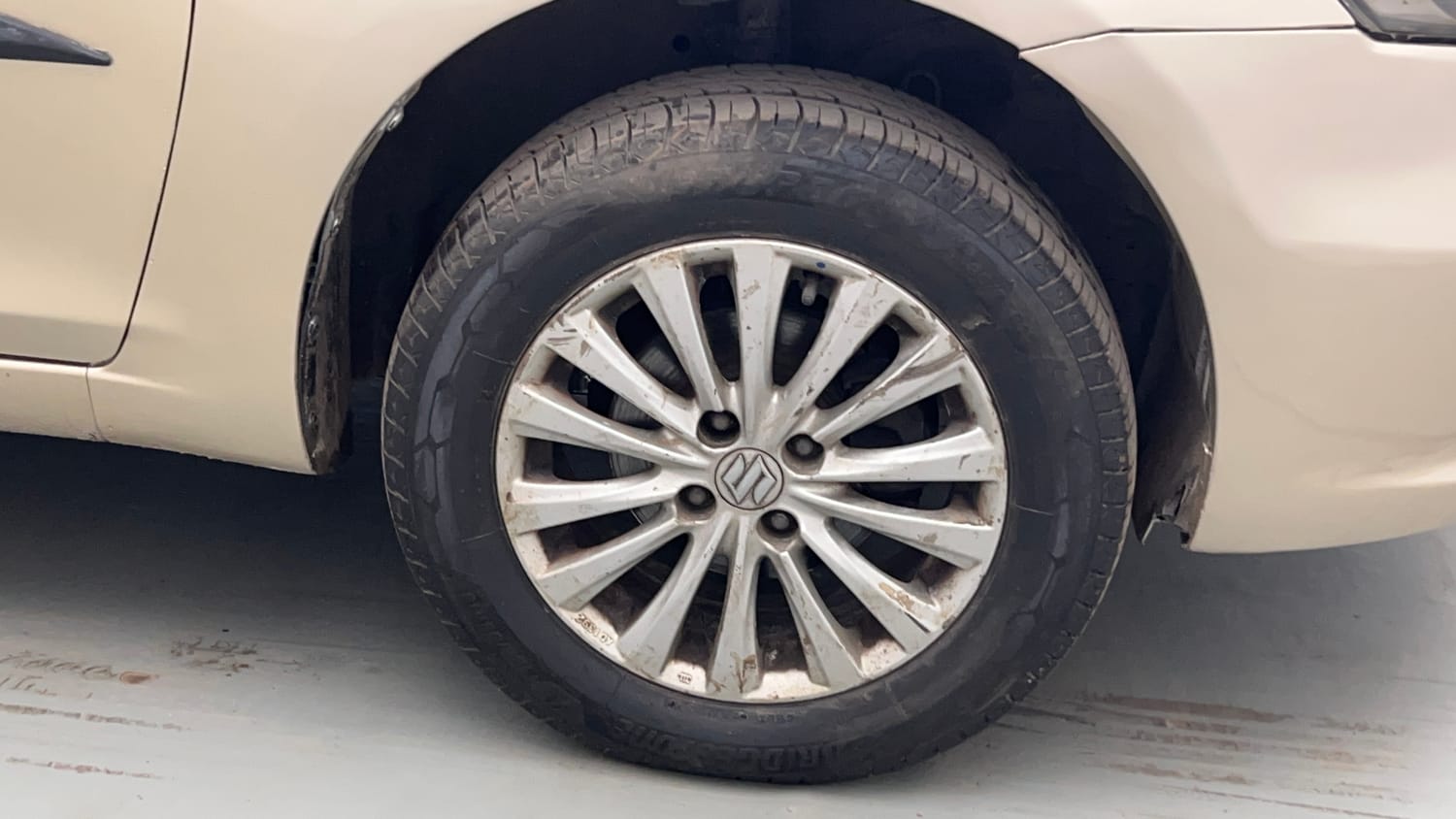 Used 2016 Maruti Suzuki Ciaz ZXi  AT Petrol Automatic tyres RIGHT FRONT TYRE RIM VIEW