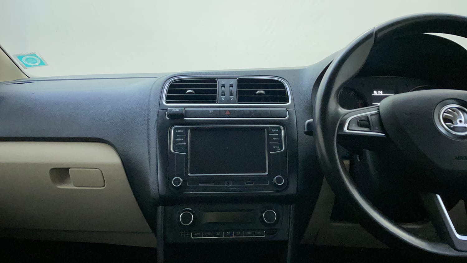 Used 2019 Skoda Rapid Ambition 1.6 MPI AT Petrol Automatic interior MUSIC SYSTEM & AC CONTROL VIEW