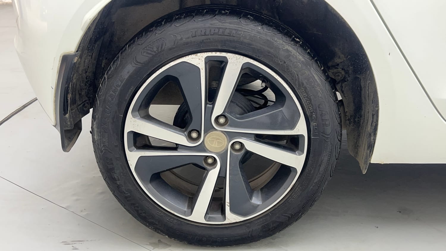Used 2022 Tata Altroz XZA Petrol Petrol Automatic tyres RIGHT REAR TYRE RIM VIEW