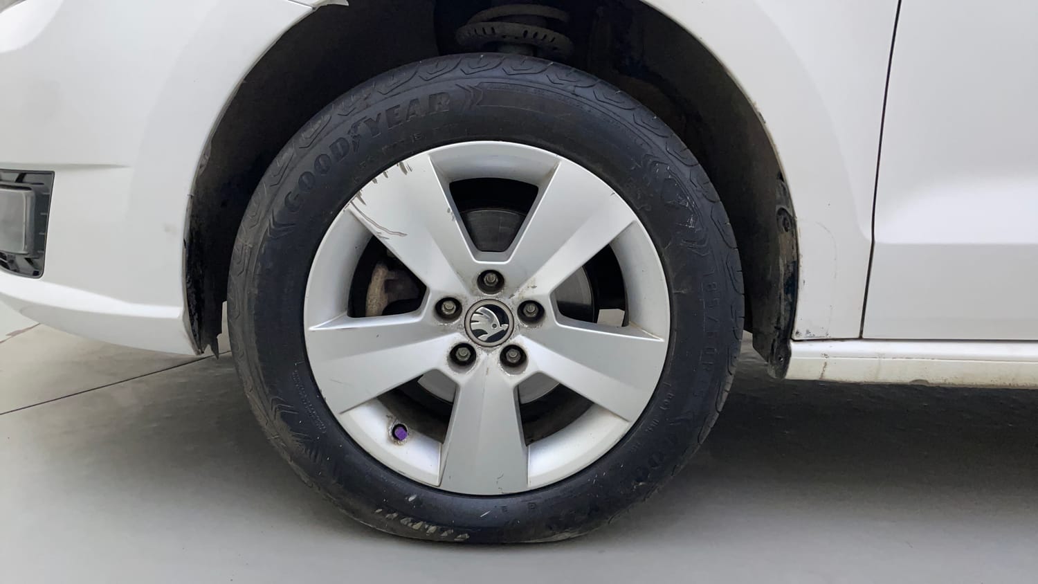 Used 2019 Skoda Rapid Ambition 1.6 MPI AT Petrol Automatic tyres LEFT FRONT TYRE RIM VIEW
