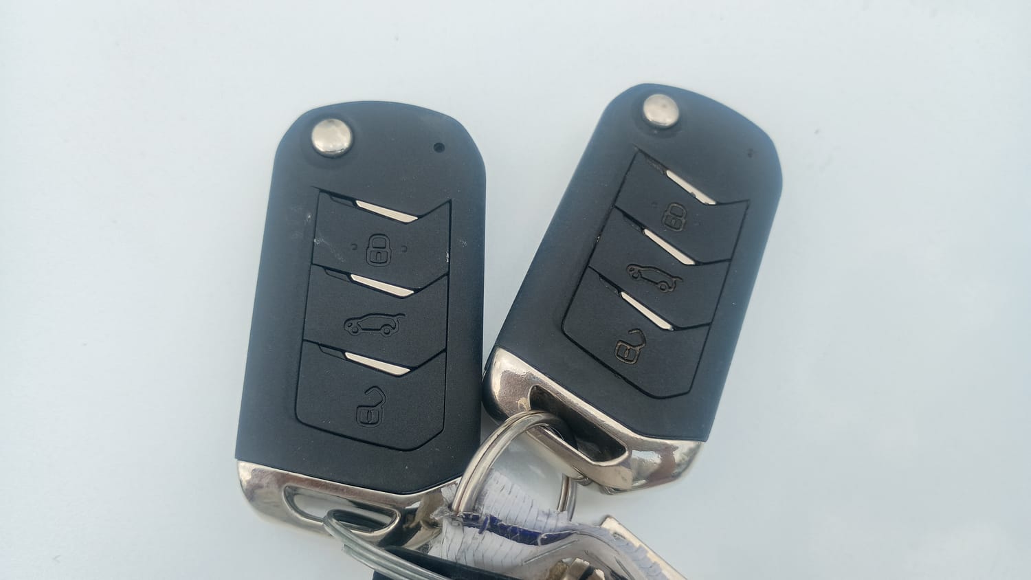 Used 2023 Mahindra XUV700 AX 7 Luxury Pack Diesel MT 7 STR Diesel Manual extra CAR KEY VIEW