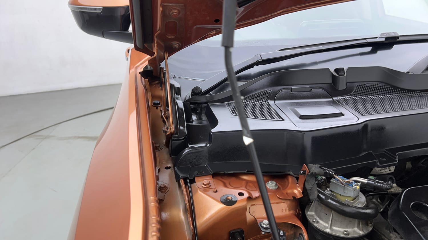 Used 2019 Tata Harrier XZ Diesel Manual engine ENGINE RIGHT SIDE HINGE & APRON VIEW