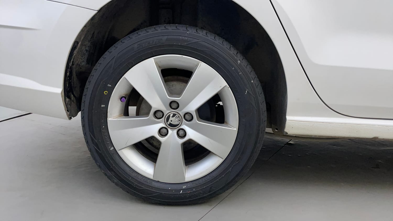 Used 2019 Skoda Rapid Ambition 1.6 MPI AT Petrol Automatic tyres RIGHT REAR TYRE RIM VIEW