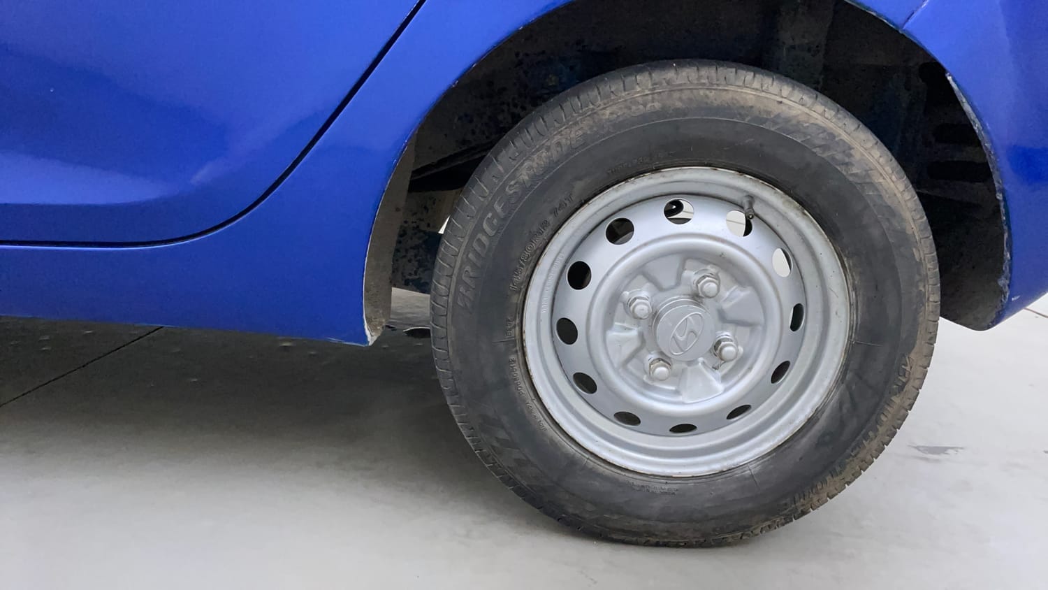 Used 2012 Hyundai Eon Era Petrol Manual tyres LEFT REAR TYRE RIM VIEW