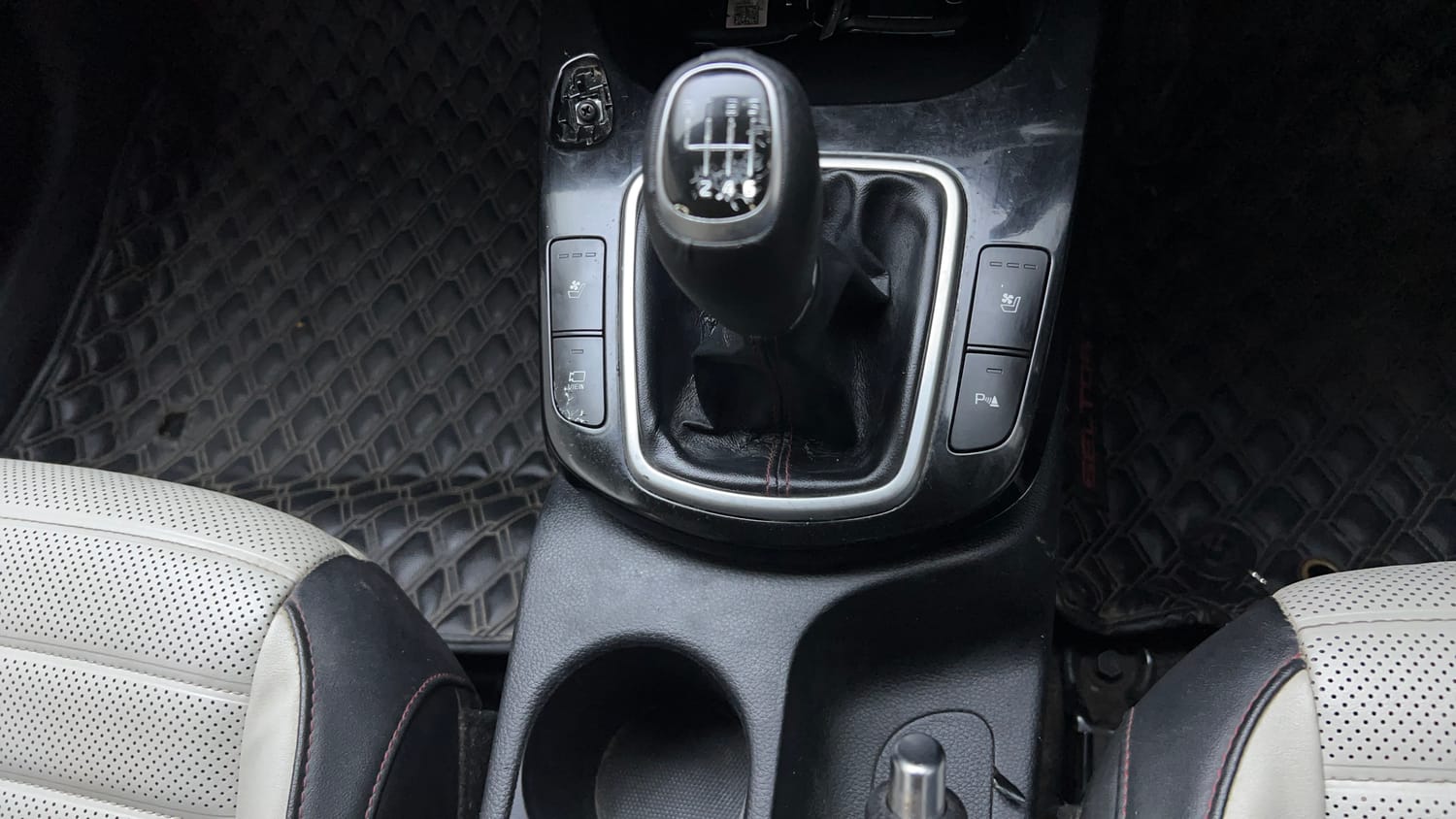 Used 2019 Kia Seltos GTX Plus 1.4 Petrol Manual interior GEAR  KNOB VIEW