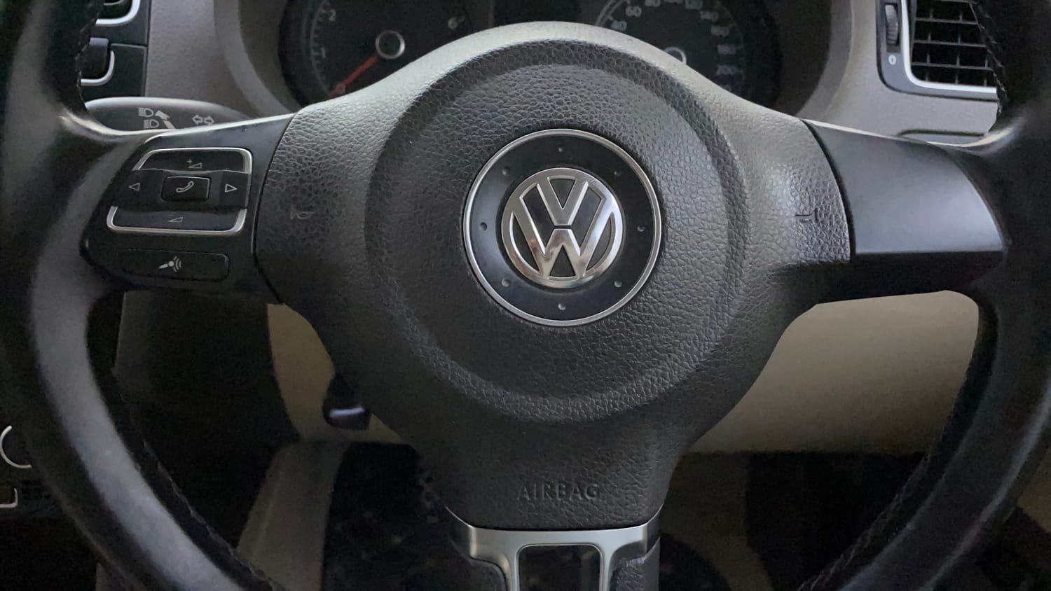 Used 2014 Volkswagen Vento Highline Petrol Petrol Manual top_features Airbags