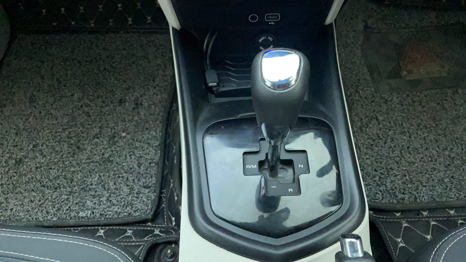 Used 2023 Mahindra XUV 300 W6 1.2 Petrol AMT Petrol Automatic interior GEAR  KNOB VIEW