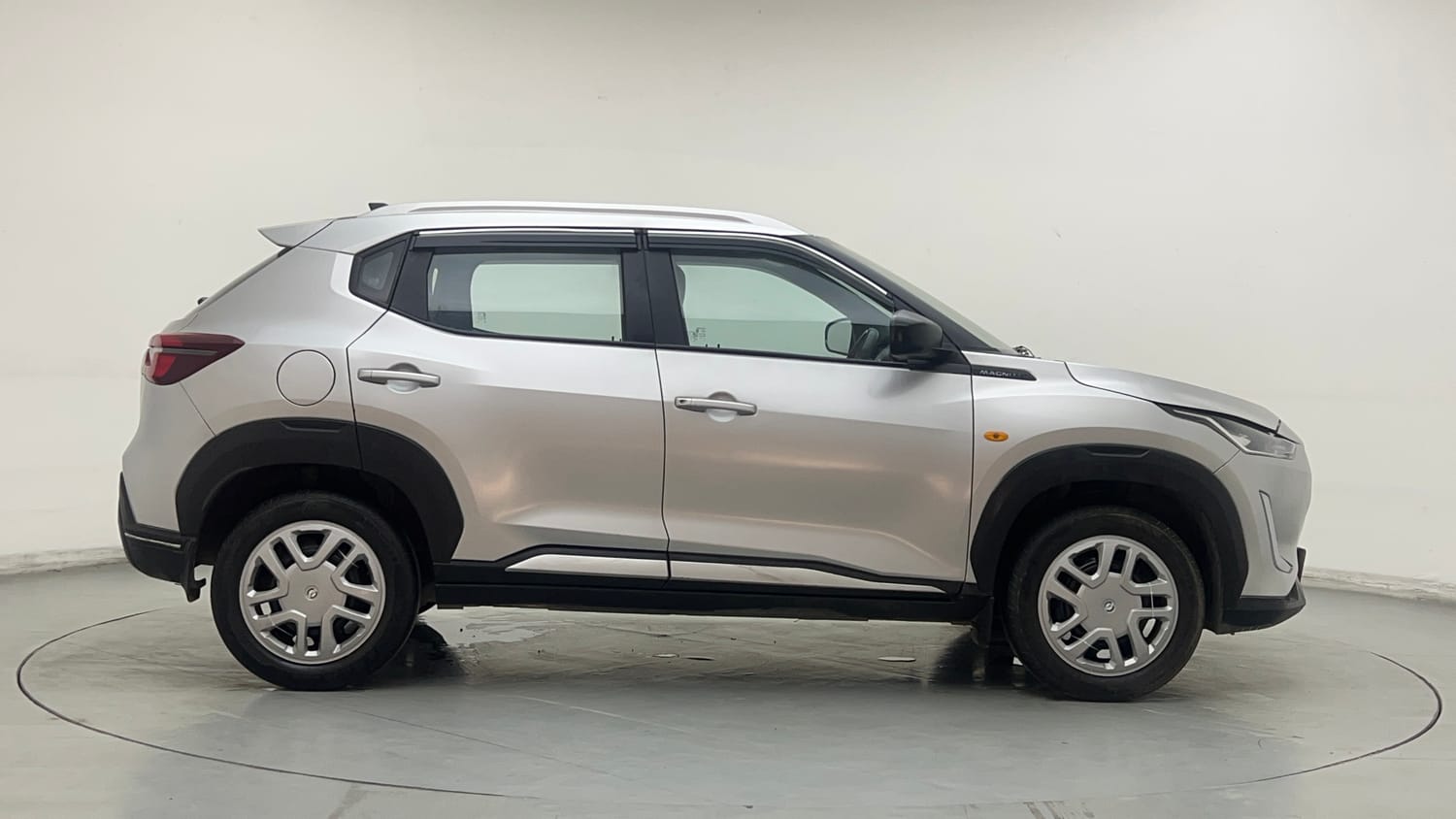 Used 2021 Nissan Magnite XE Petrol Manual exterior RIGHT SIDE VIEW