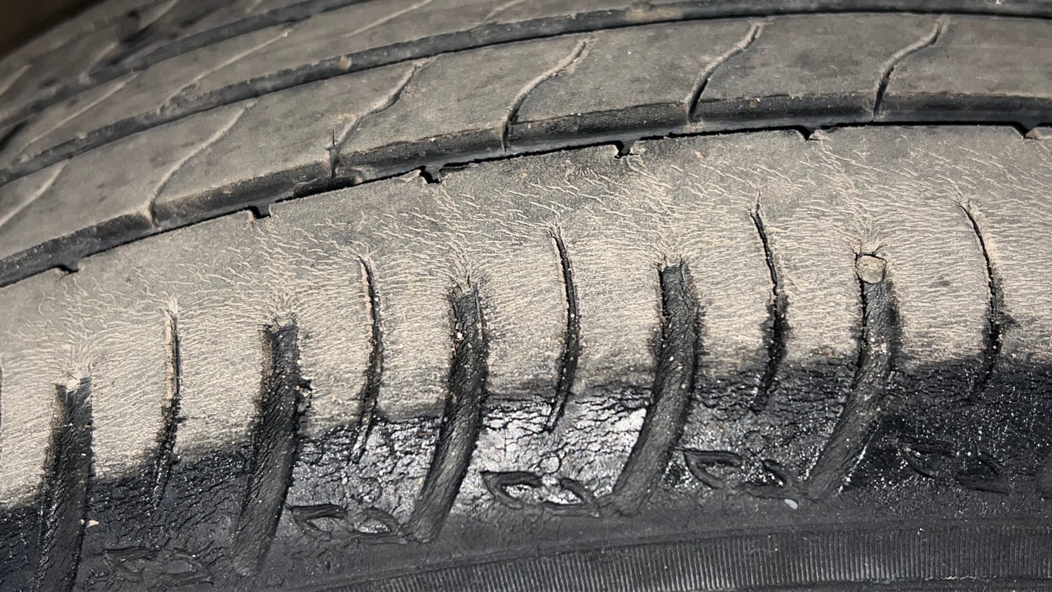 Used 2023 Maruti Suzuki XL6 Zeta AT Petrol Petrol Automatic tyres RIGHT FRONT TYRE TREAD VIEW