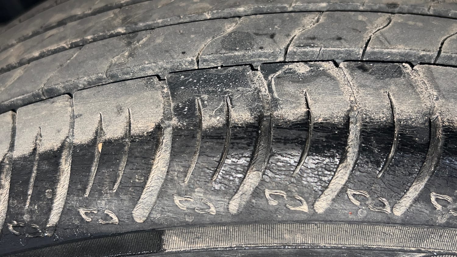 Used 2023 Maruti Suzuki XL6 Zeta AT Petrol Petrol Automatic tyres LEFT REAR TYRE TREAD VIEW