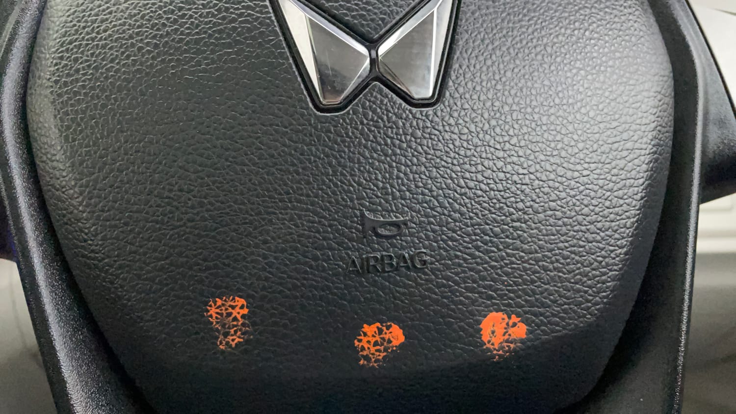 Used 2023 Mahindra XUV 300 W6 1.2 Petrol AMT Petrol Automatic top_features Airbags
