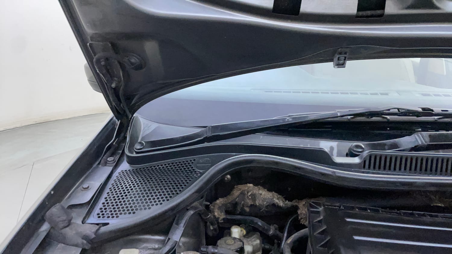 Used 2014 Volkswagen Vento Highline Petrol Petrol Manual engine ENGINE RIGHT SIDE HINGE & APRON VIEW