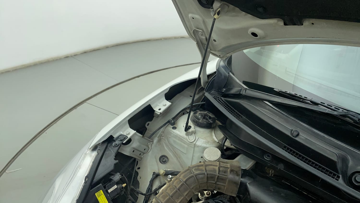 Used 2018 Maruti Suzuki Swift VXi Petrol Manual engine ENGINE RIGHT SIDE HINGE & APRON VIEW