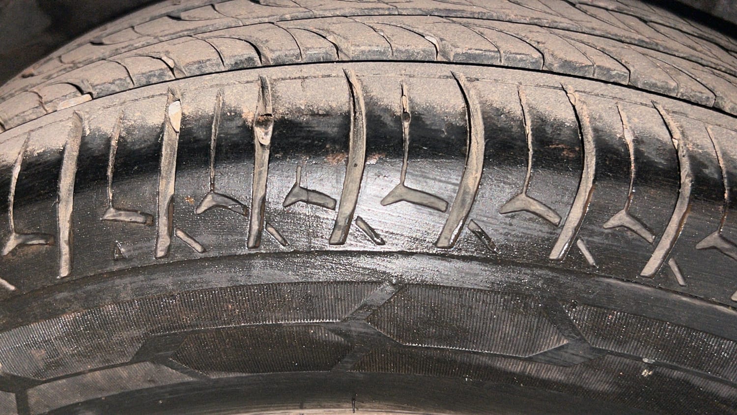 Used 2016 Maruti Suzuki Ciaz ZXi  AT Petrol Automatic tyres RIGHT REAR TYRE TREAD VIEW