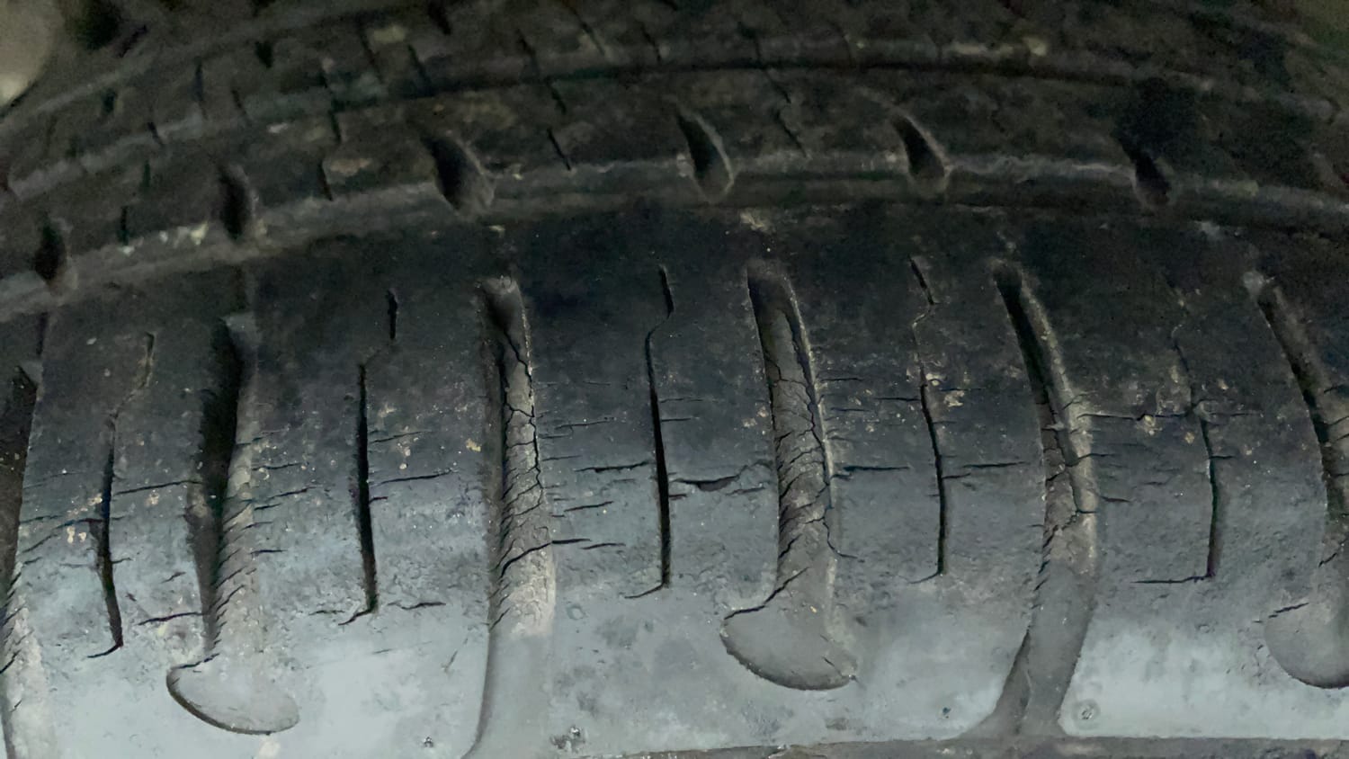 Used 2018 Hyundai Grand i10 Sportz (O) 1.2 Kappa VTVT Petrol Manual tyres RIGHT REAR TYRE TREAD VIEW