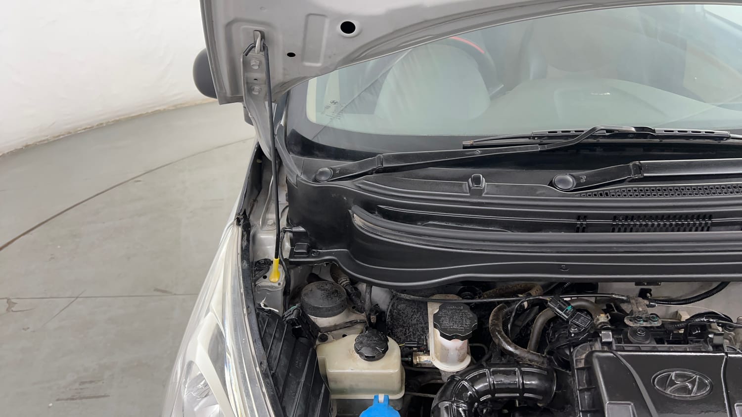 Used 2016 Hyundai Eon Magna Petrol Manual engine ENGINE RIGHT SIDE HINGE & APRON VIEW
