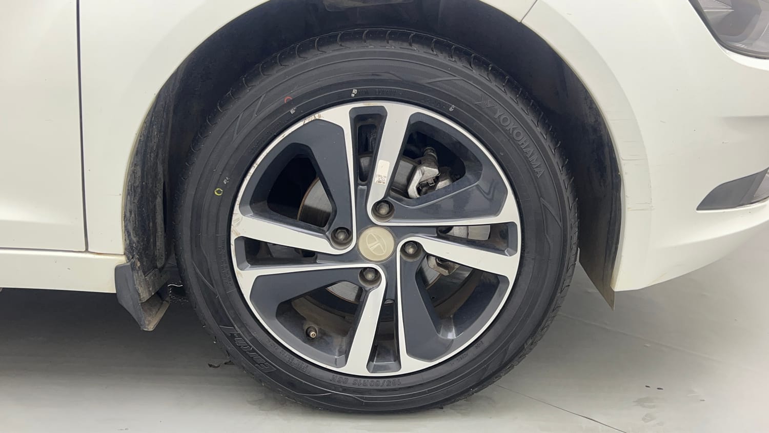 Used 2022 Tata Altroz XZA Petrol Petrol Automatic tyres RIGHT FRONT TYRE RIM VIEW