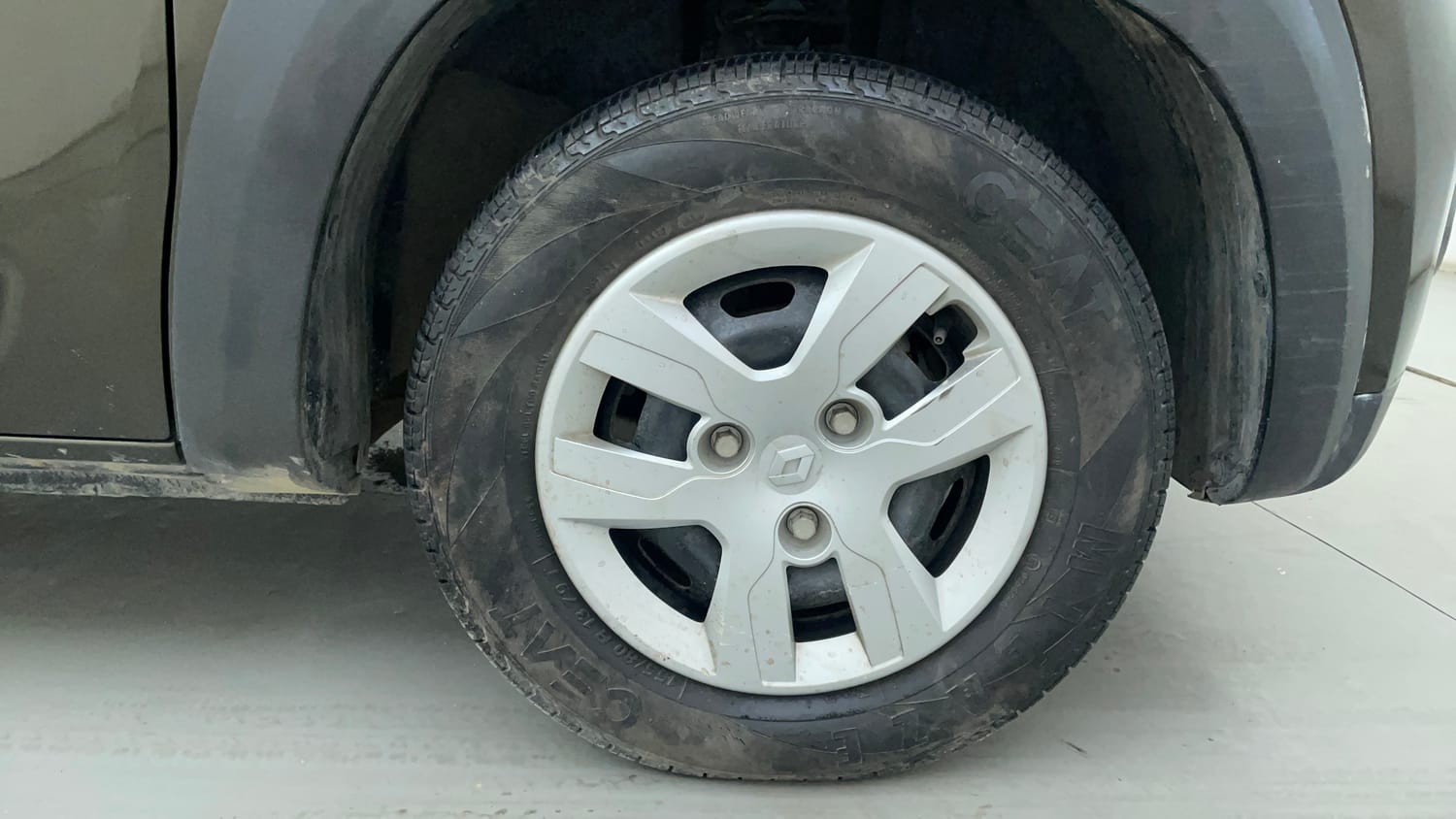Used 2018 Renault Kwid RXT Petrol Manual tyres RIGHT FRONT TYRE RIM VIEW