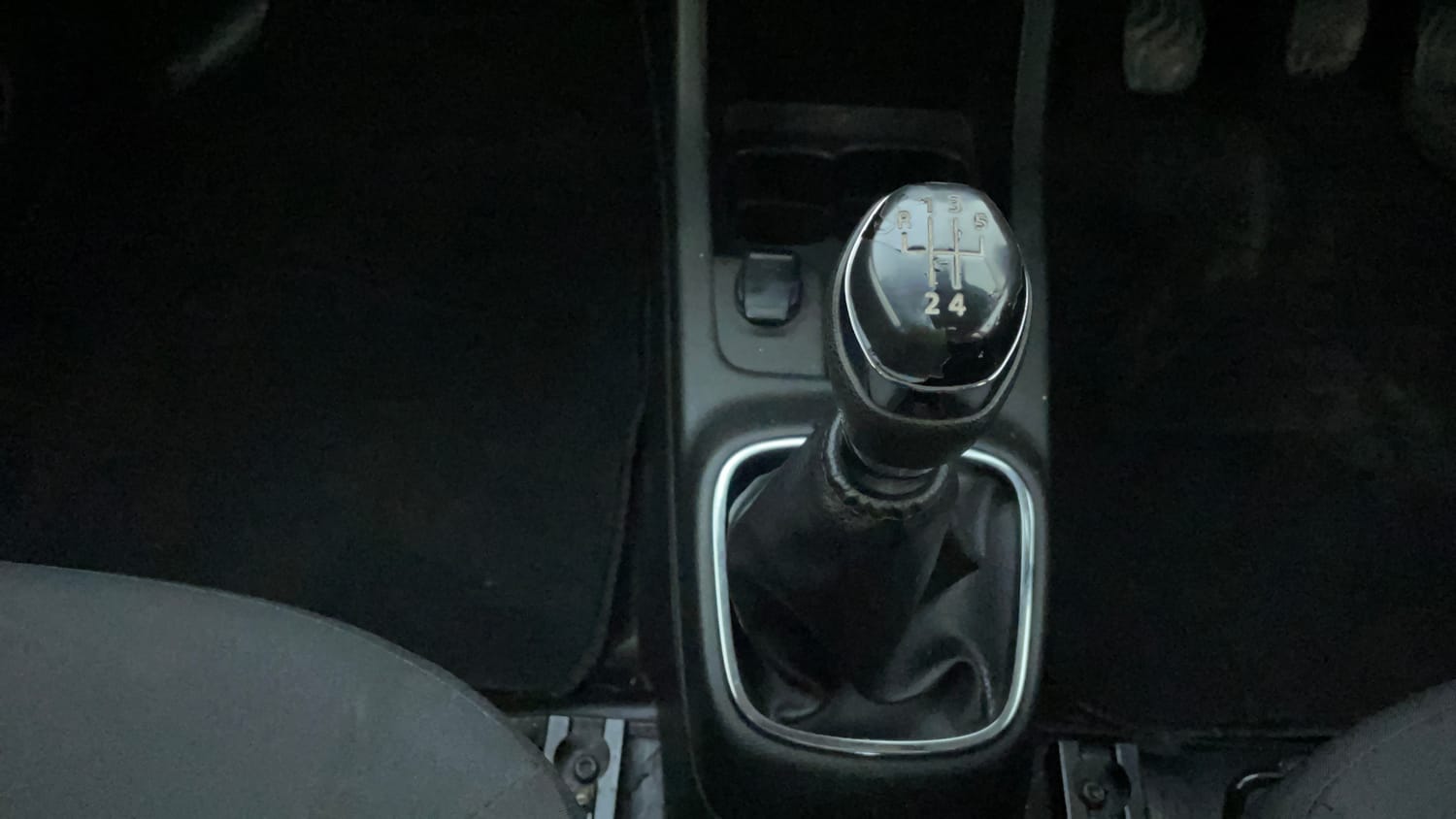 Used 2019 Renault Kwid RXT (O) 1.0 SCE Edition Petrol Manual interior GEAR  KNOB VIEW