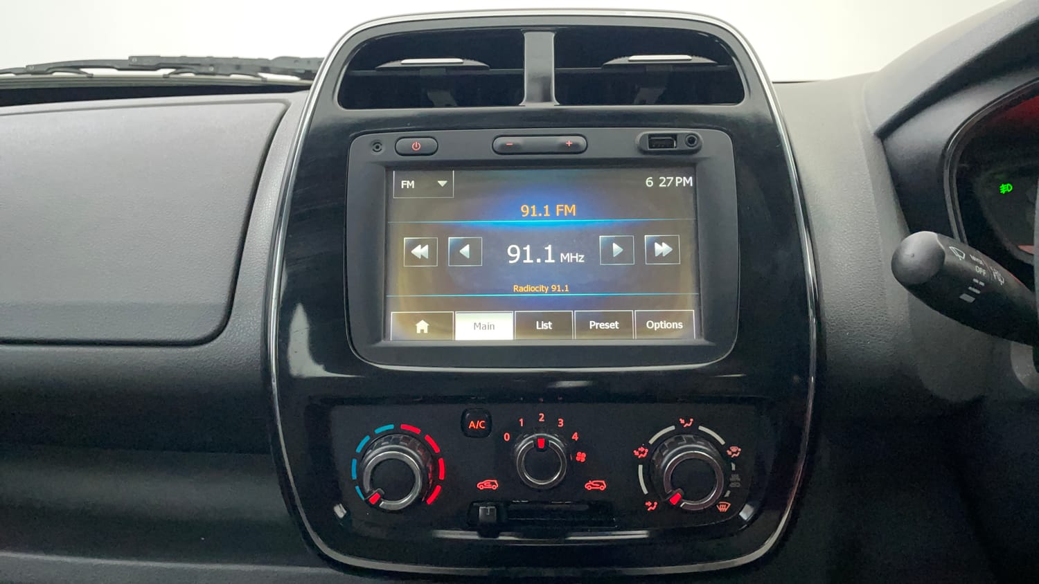 Used 2016 Renault Kwid RXT Petrol Manual interior MUSIC SYSTEM & AC CONTROL VIEW