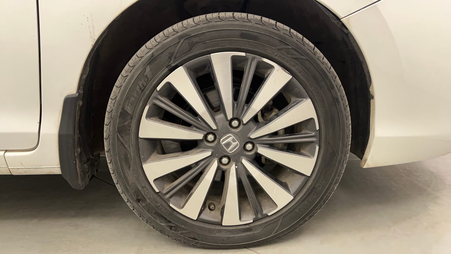 Used 2023 Honda City ZX Petrol MT Petrol Manual tyres RIGHT FRONT TYRE RIM VIEW