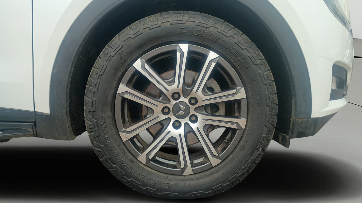Used 2023 Mahindra XUV700 AX 7 Luxury Pack Diesel MT 7 STR Diesel Manual tyres RIGHT FRONT TYRE RIM VIEW