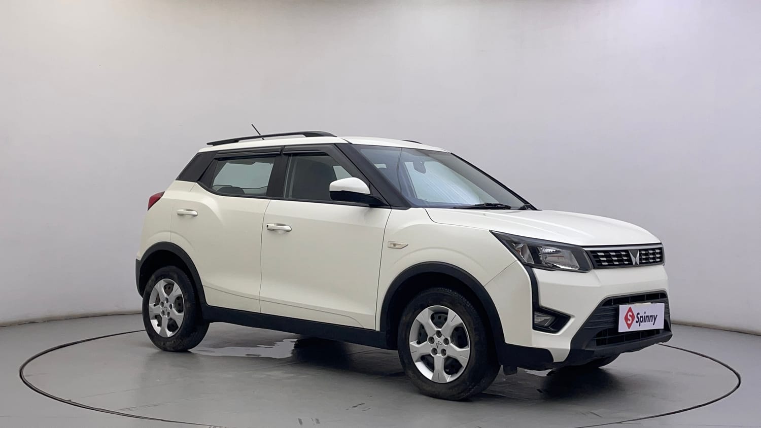 Used 2023 Mahindra XUV 300 W6 1.2 Petrol AMT Petrol Automatic exterior RIGHT FRONT CORNER VIEW