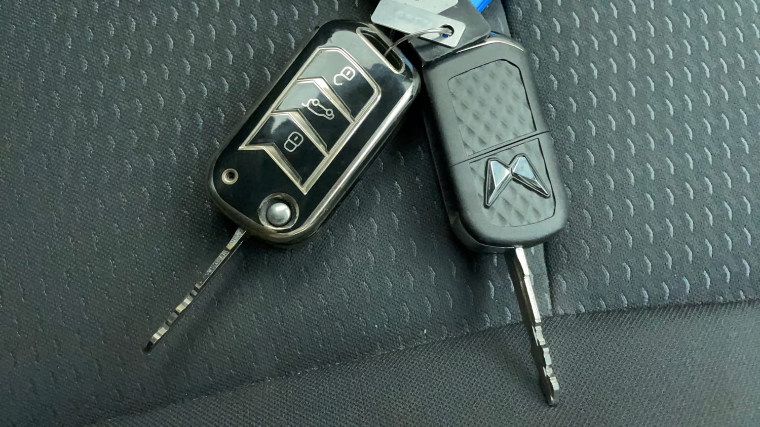 Used 2023 Mahindra XUV 300 W6 1.2 Petrol AMT Petrol Automatic extra CAR KEY VIEW