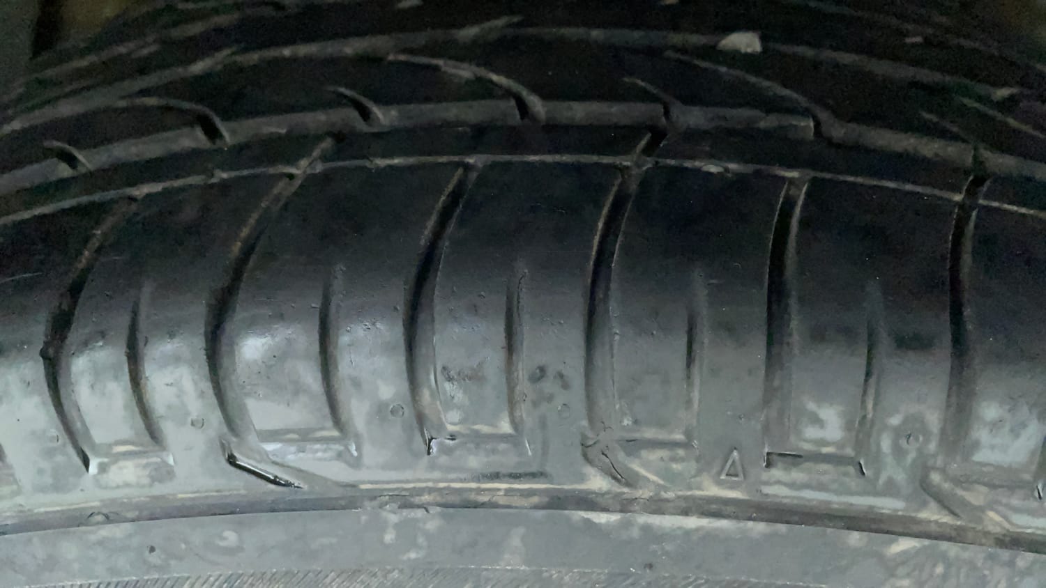 Used 2023 Mahindra XUV 300 W6 1.2 Petrol AMT Petrol Automatic tyres RIGHT FRONT TYRE TREAD VIEW
