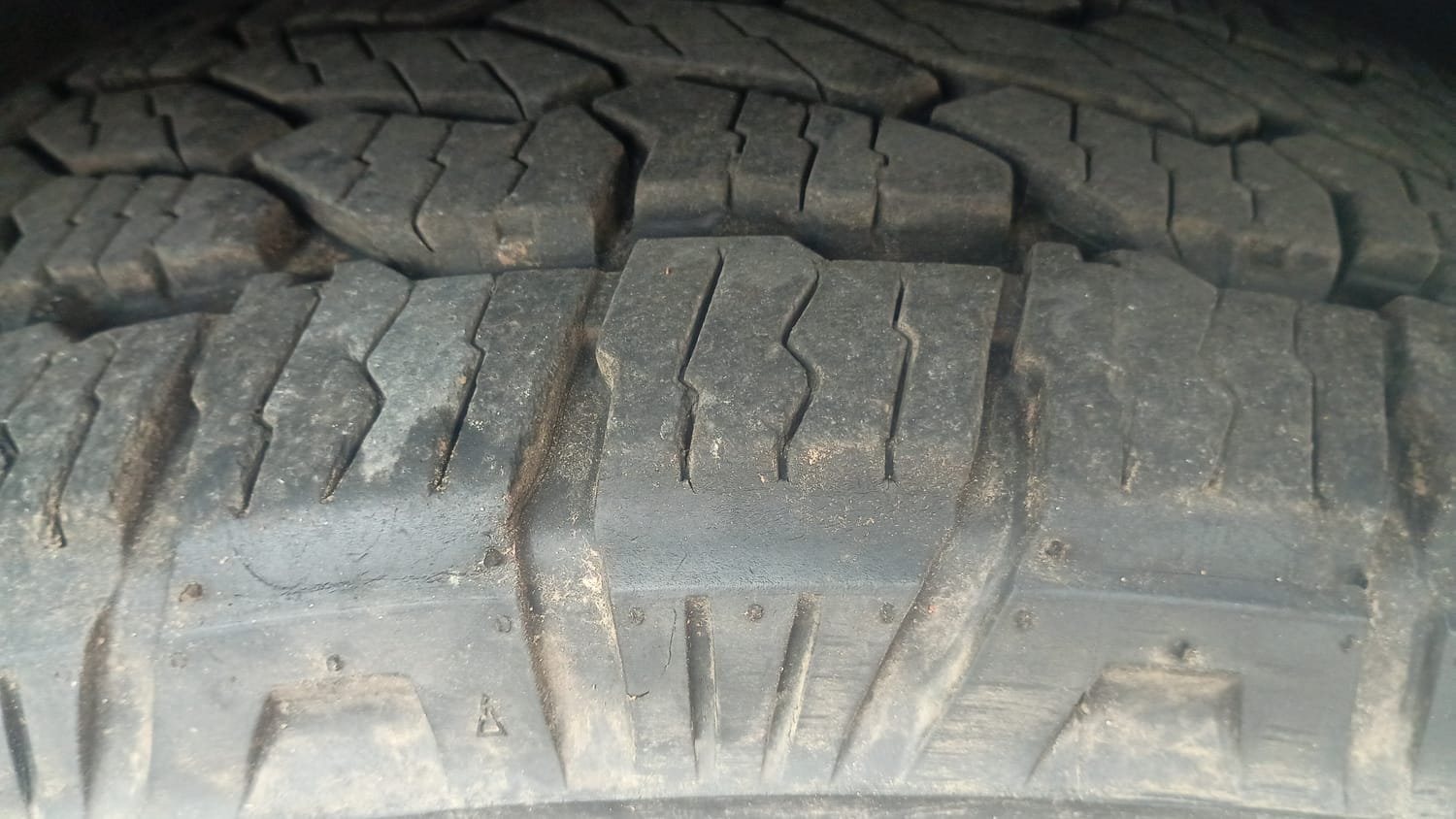 Used 2023 Mahindra XUV700 AX 7 Luxury Pack Diesel MT 7 STR Diesel Manual tyres RIGHT FRONT TYRE TREAD VIEW