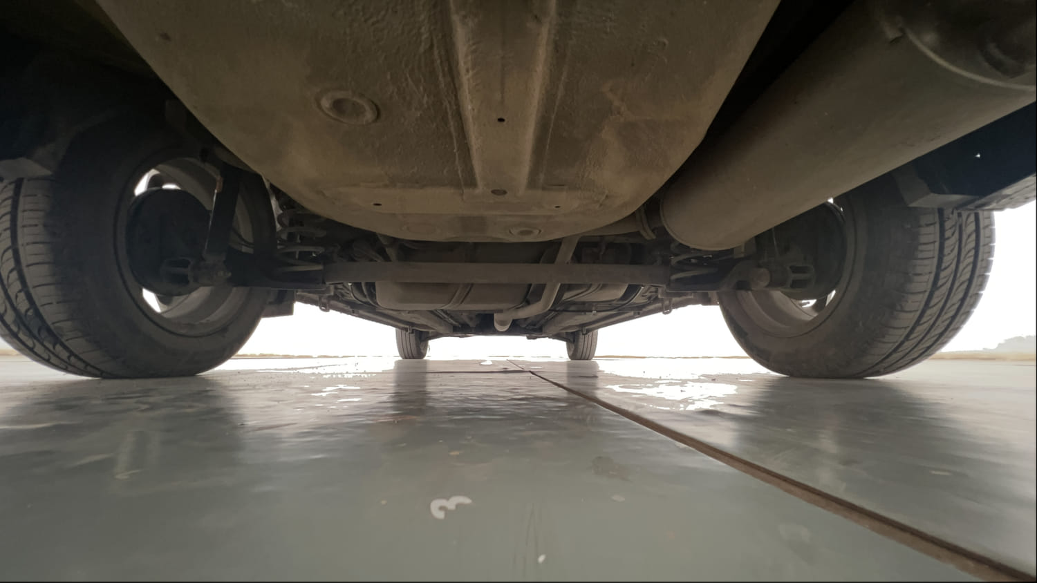 Used 2016 Maruti Suzuki Ciaz ZXi  AT Petrol Automatic extra REAR UNDERBODY VIEW (TAKEN FROM REAR)