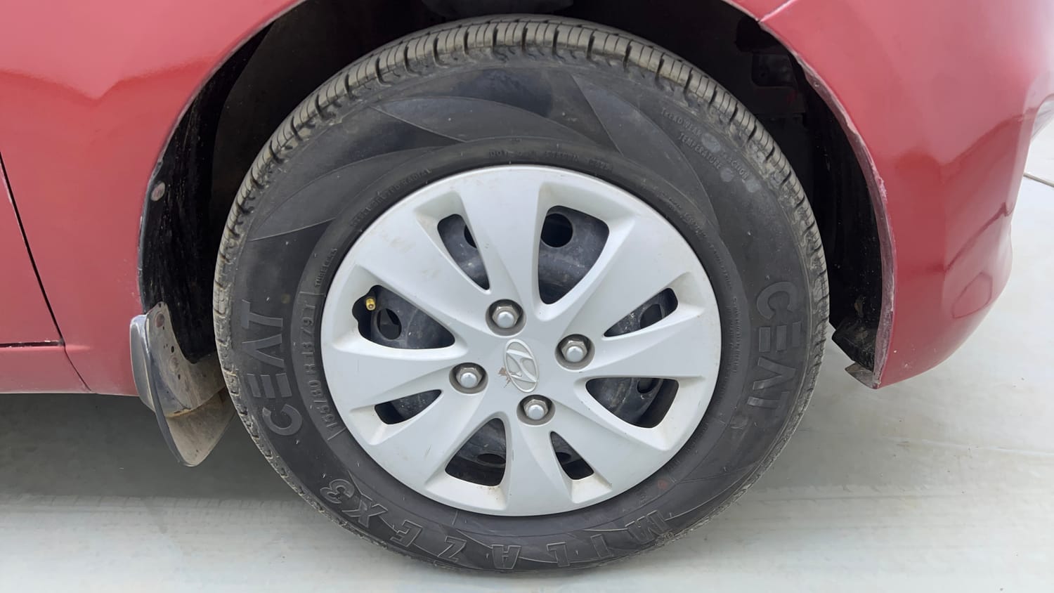 Used 2012 Hyundai i10 Sportz 1.2 Kappa2 Petrol Manual tyres RIGHT FRONT TYRE RIM VIEW
