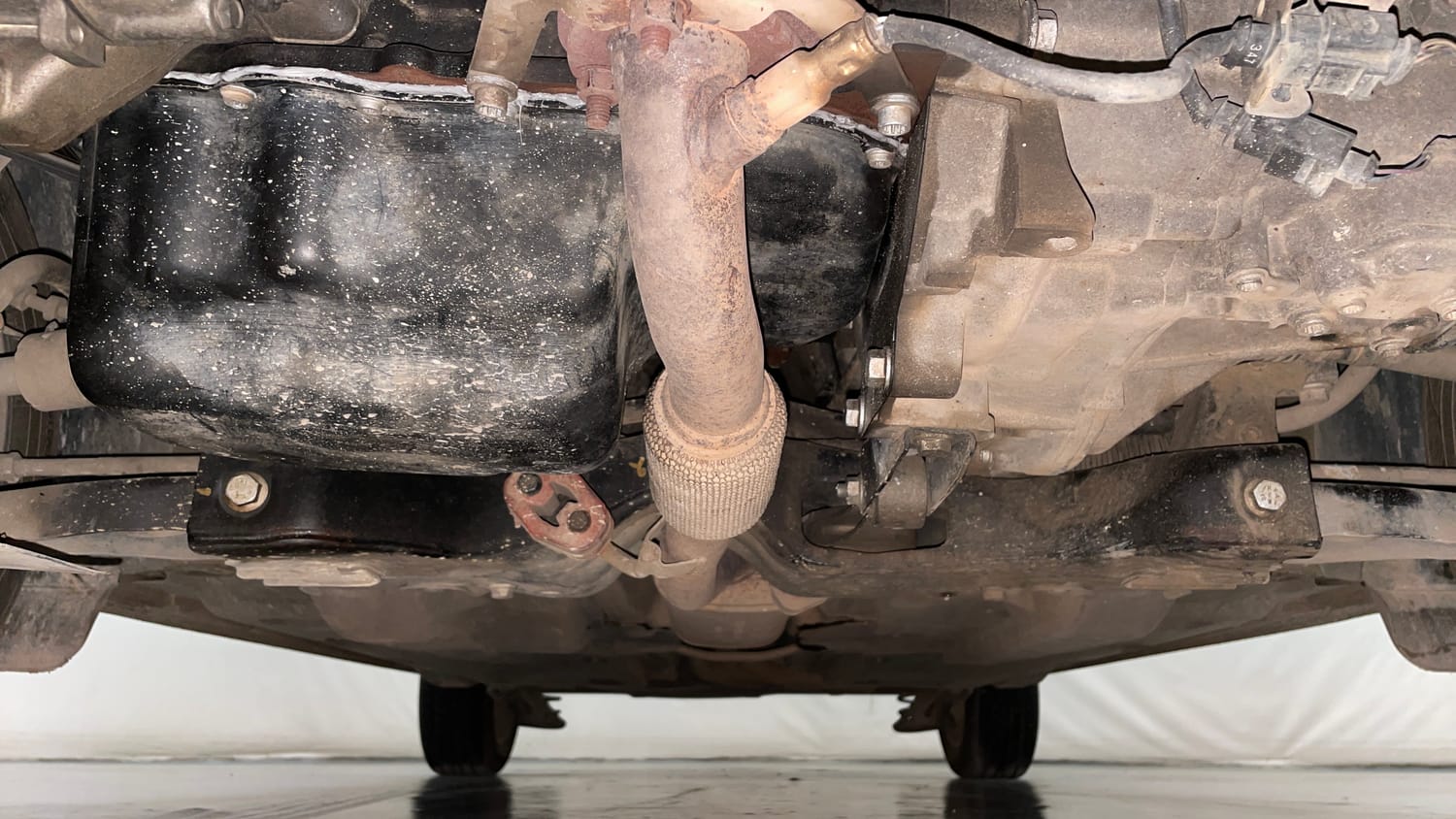 Used 2014 Volkswagen Vento Highline Petrol Petrol Manual extra FRONT LEFT UNDERBODY VIEW