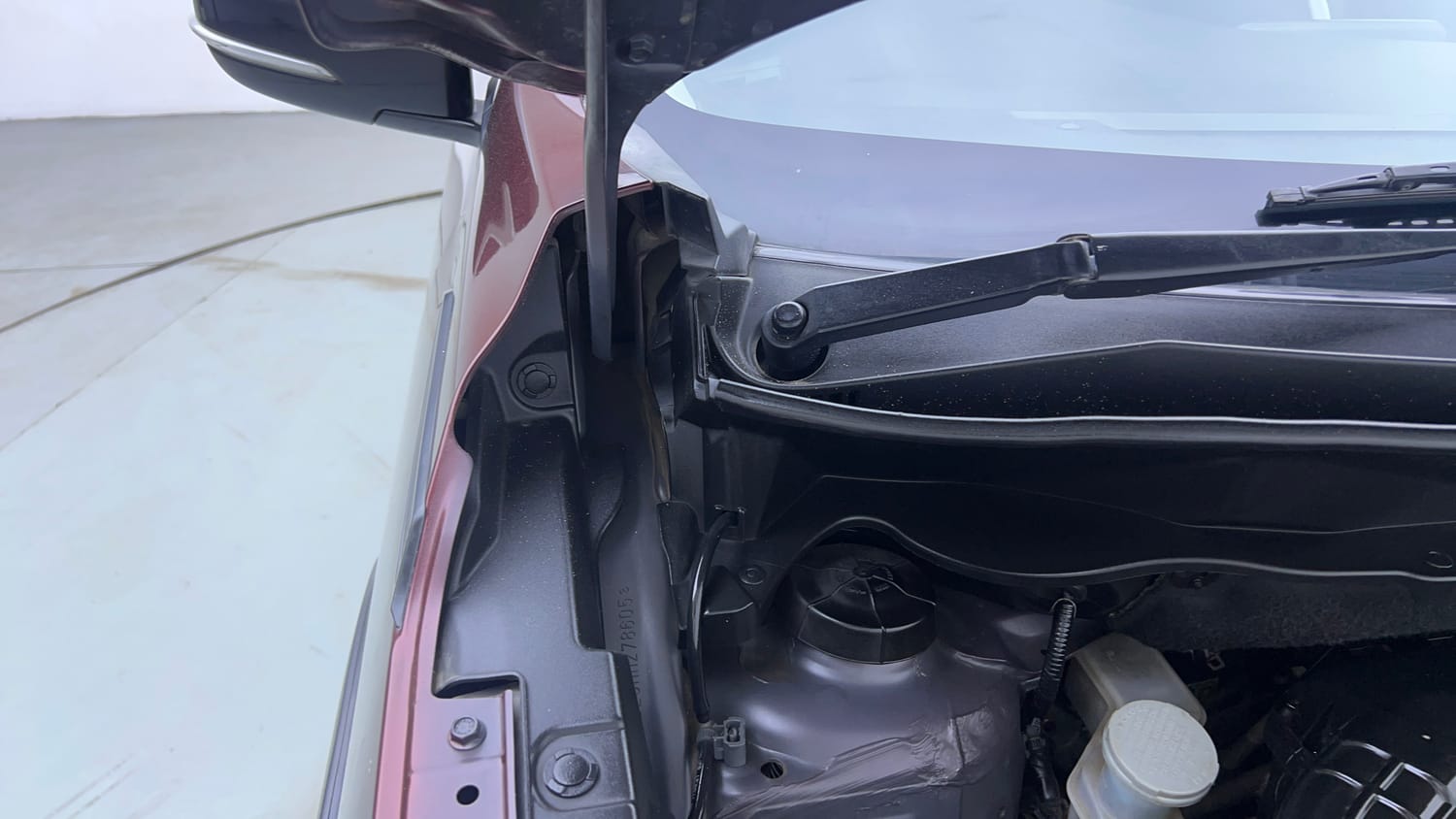 Used 2022 Maruti Suzuki XL6 Zeta AT Petrol Petrol Automatic engine ENGINE RIGHT SIDE HINGE & APRON VIEW
