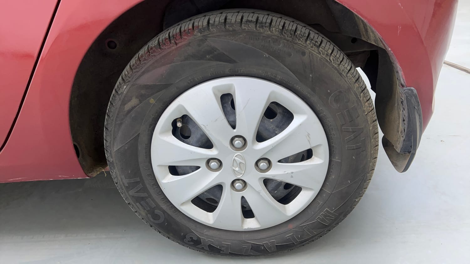 Used 2012 Hyundai i10 Sportz 1.2 Kappa2 Petrol Manual tyres LEFT REAR TYRE RIM VIEW