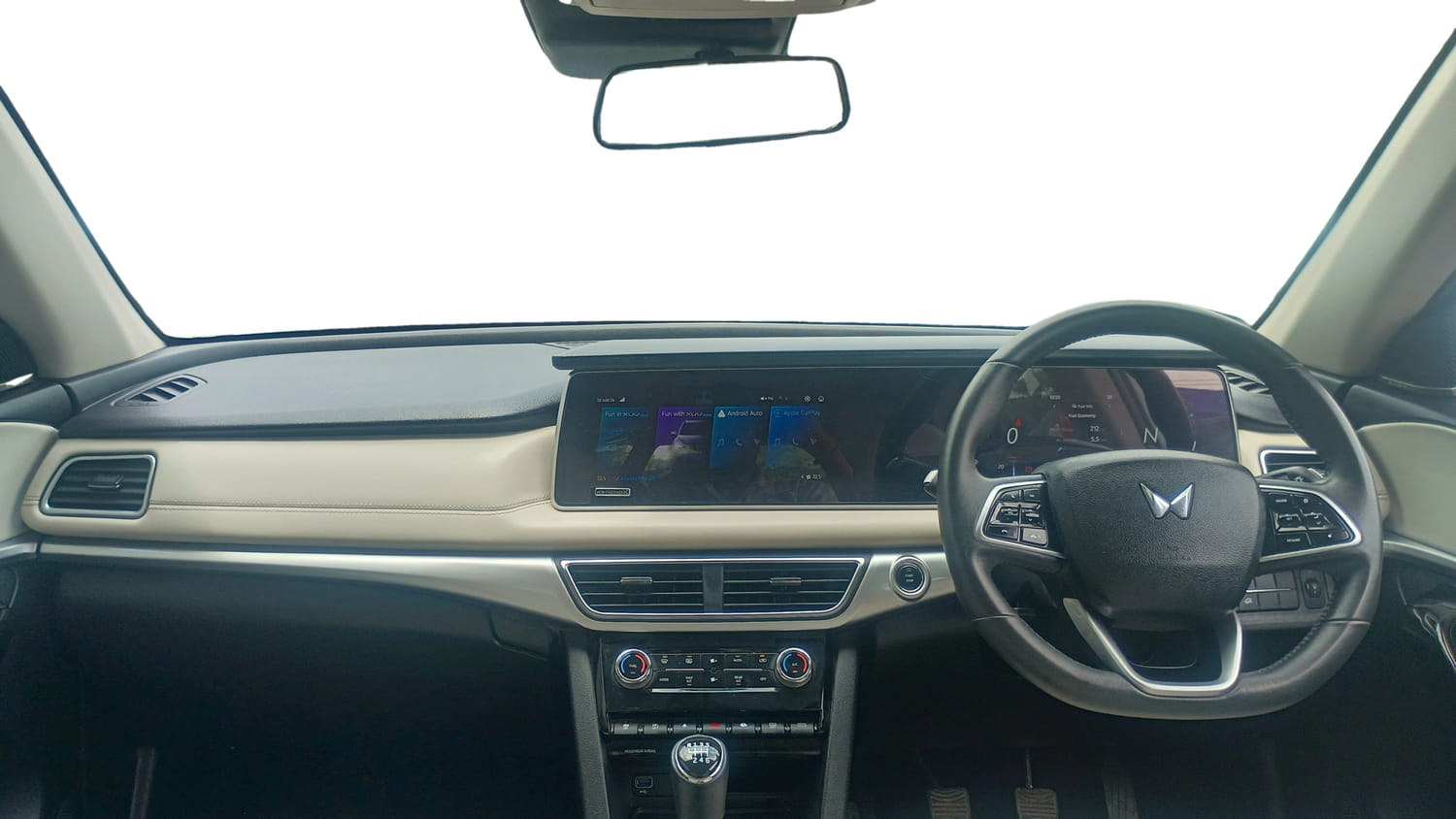 Used 2023 Mahindra XUV700 AX 7 Luxury Pack Diesel MT 7 STR Diesel Manual interior DASHBOARD VIEW