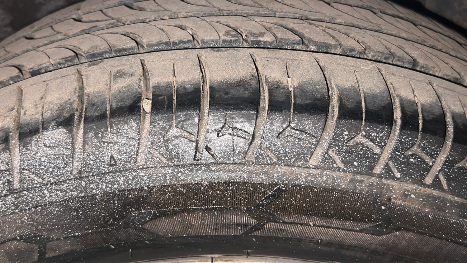 Used 2016 Maruti Suzuki Ciaz ZXi  AT Petrol Automatic tyres LEFT REAR TYRE TREAD VIEW