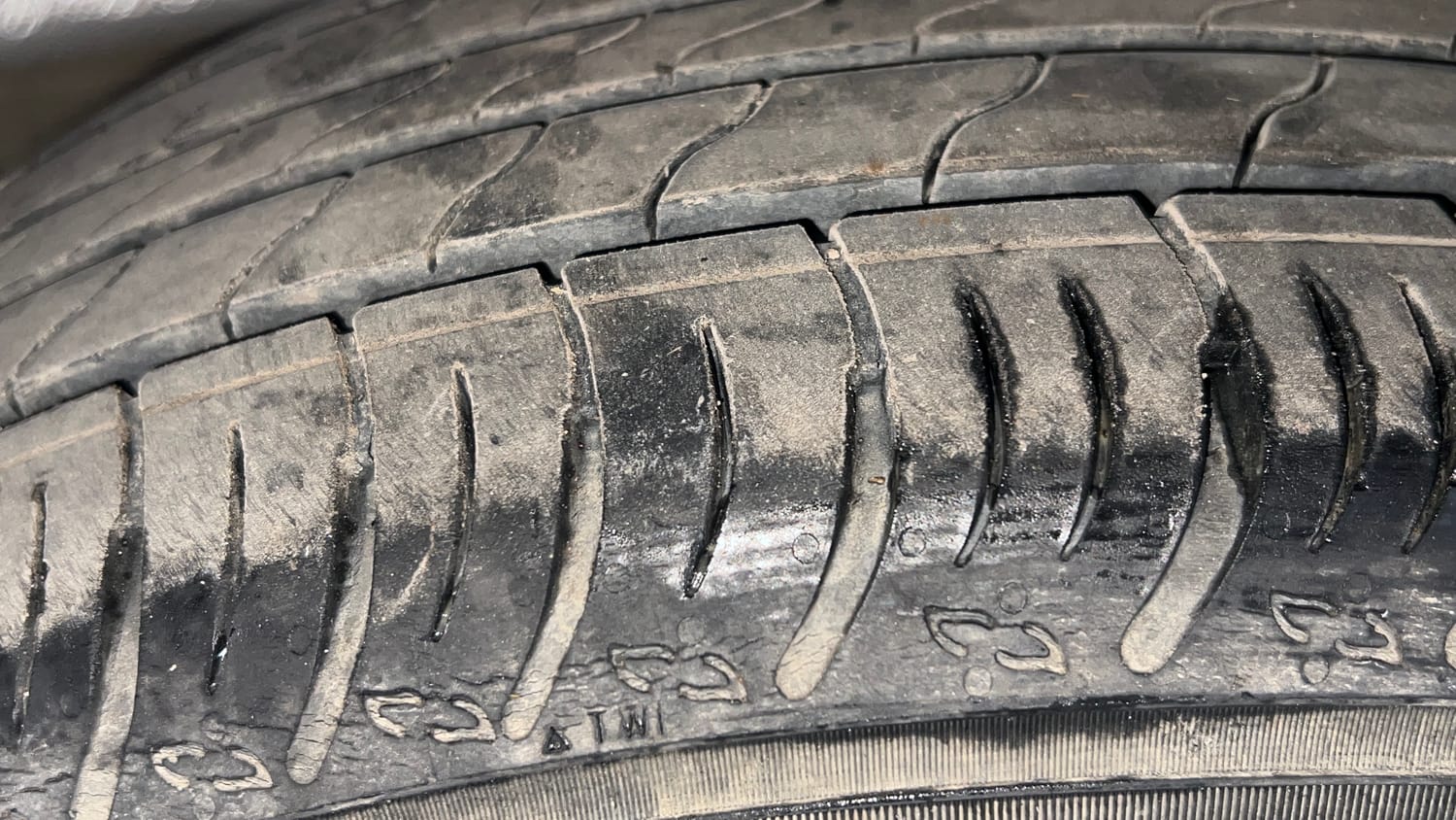 Used 2023 Maruti Suzuki XL6 Zeta AT Petrol Petrol Automatic tyres LEFT FRONT TYRE TREAD VIEW