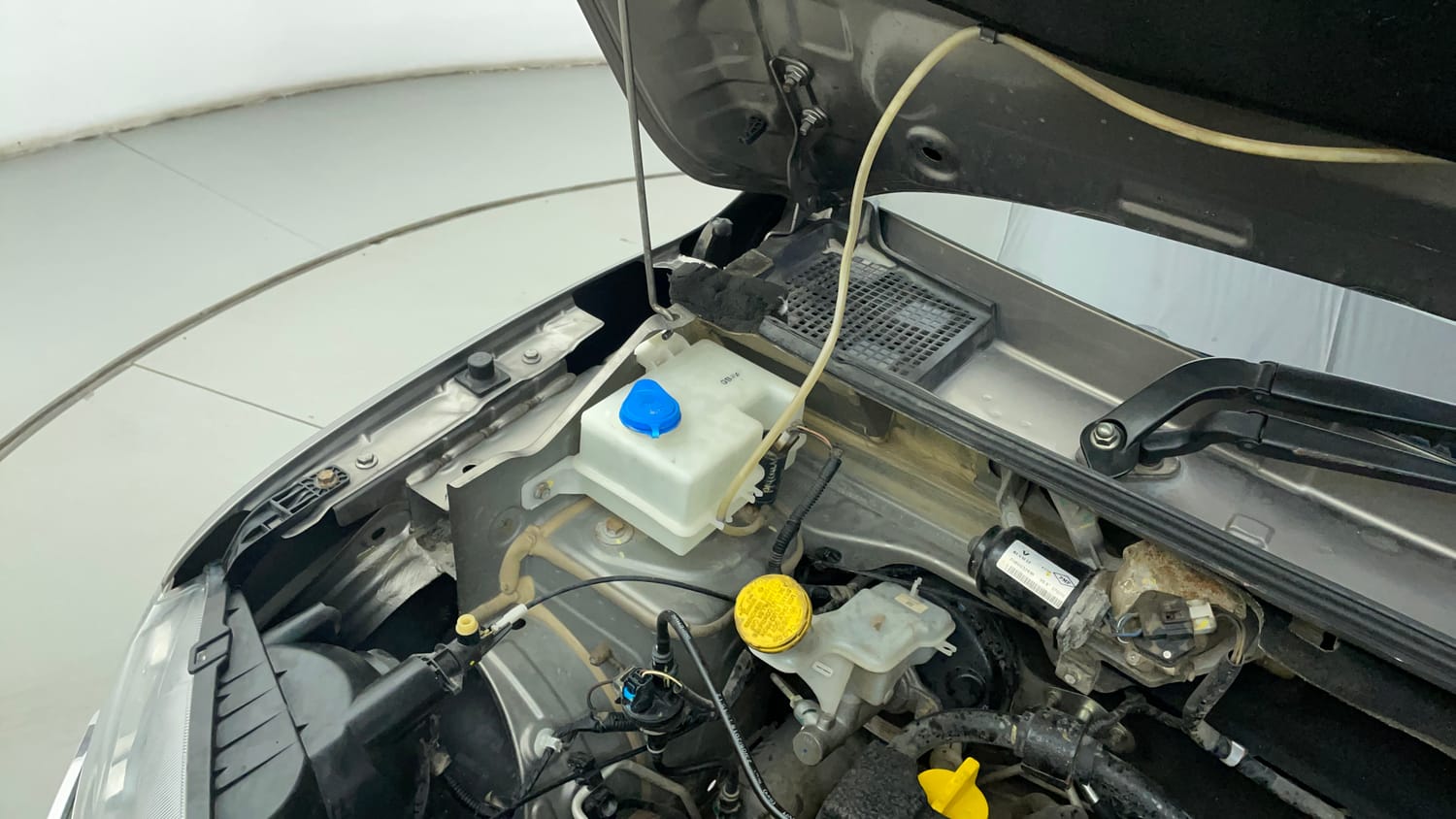 Used 2019 Renault Kwid RXT (O) 1.0 SCE Edition Petrol Manual engine ENGINE RIGHT SIDE HINGE & APRON VIEW