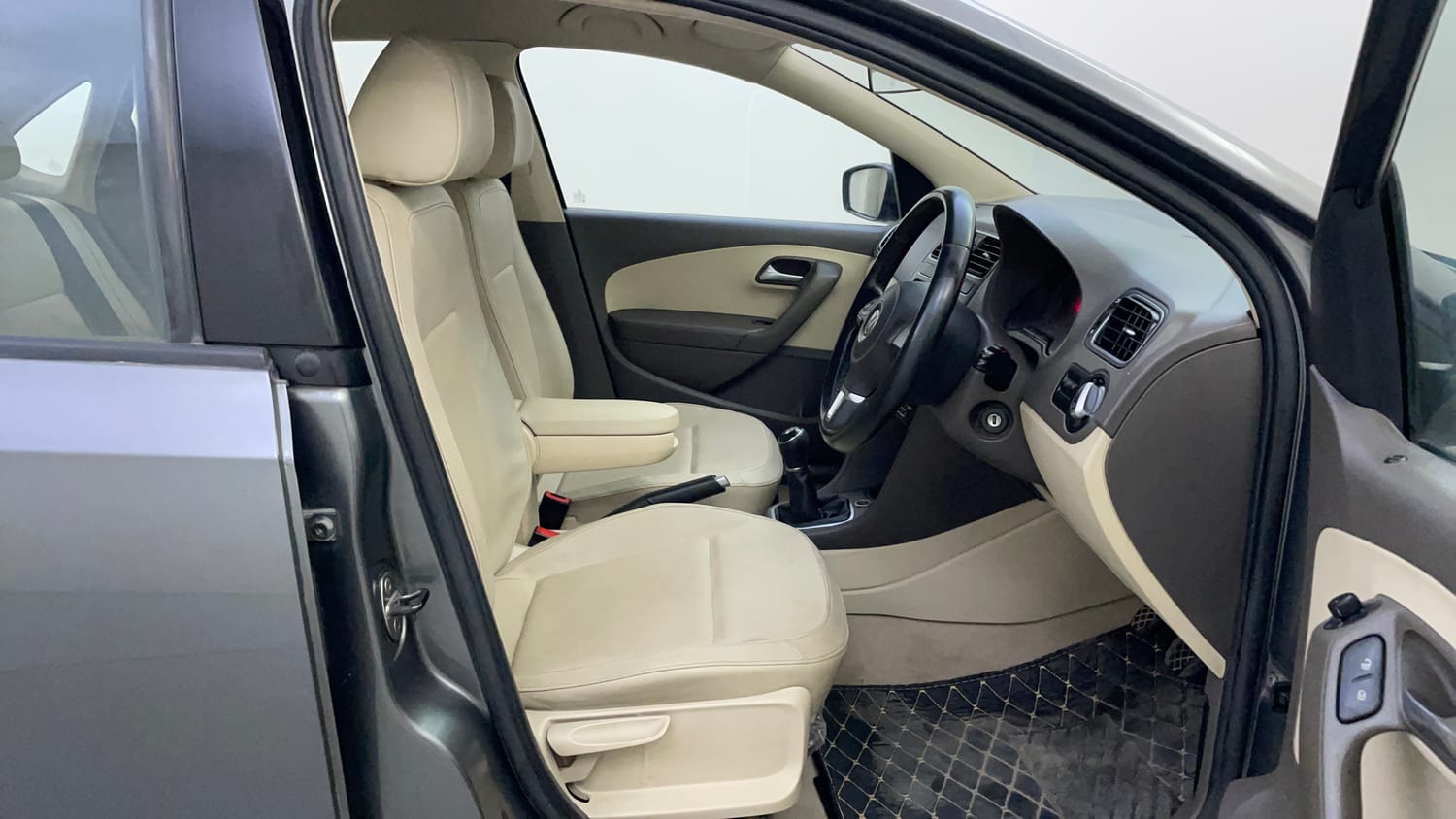 Used 2014 Volkswagen Vento Highline Petrol Petrol Manual interior RIGHT SIDE FRONT DOOR CABIN VIEW