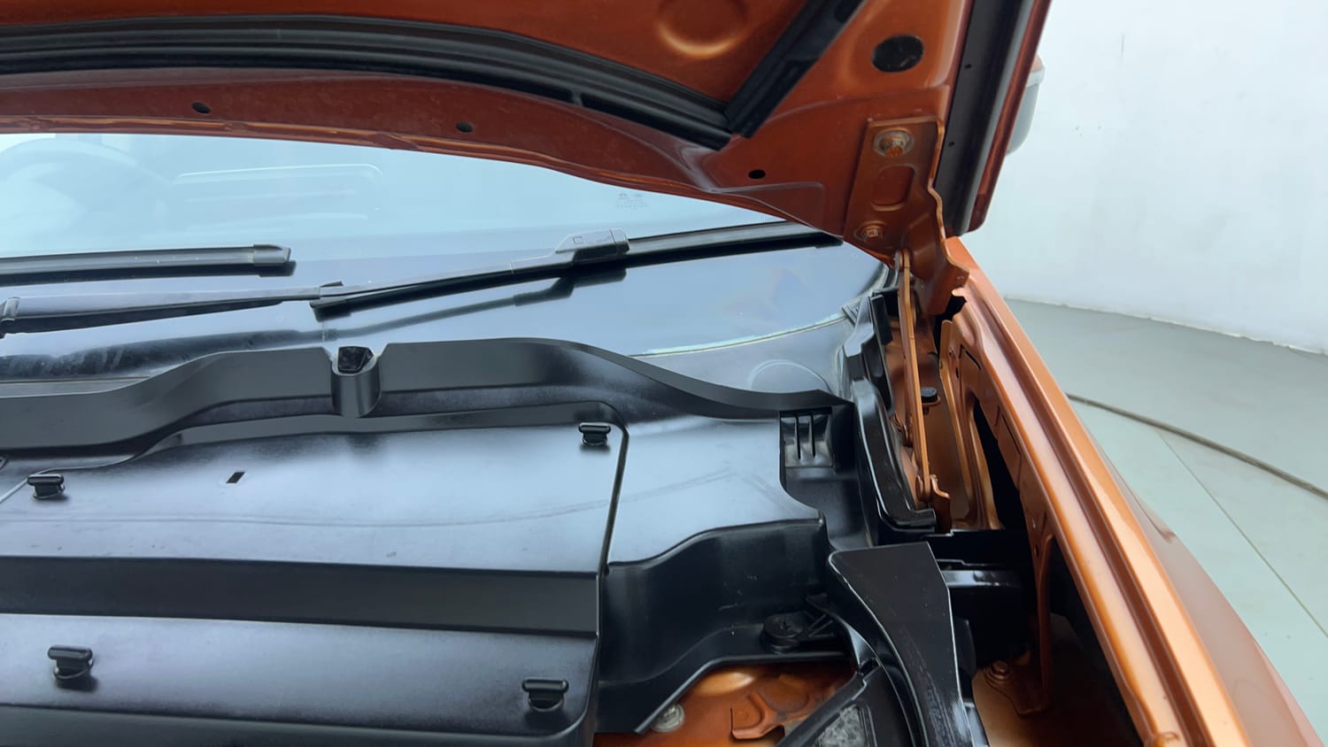 Used 2019 Tata Harrier XZ Diesel Manual engine ENGINE LEFT SIDE HINGE & APRON VIEW