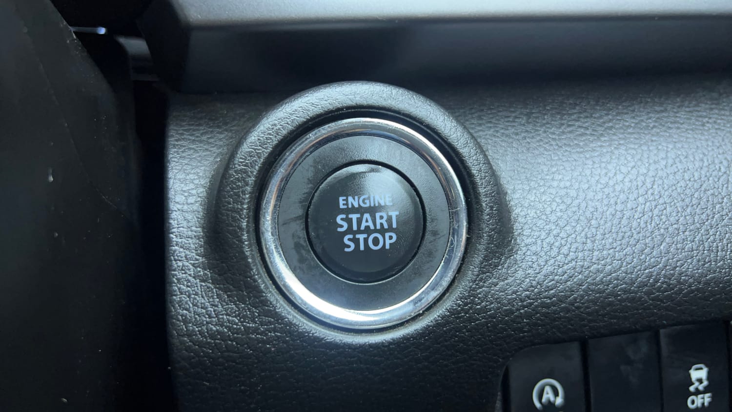 Used 2022 Maruti Suzuki XL6 Zeta AT Petrol Petrol Automatic top_features Keyless start