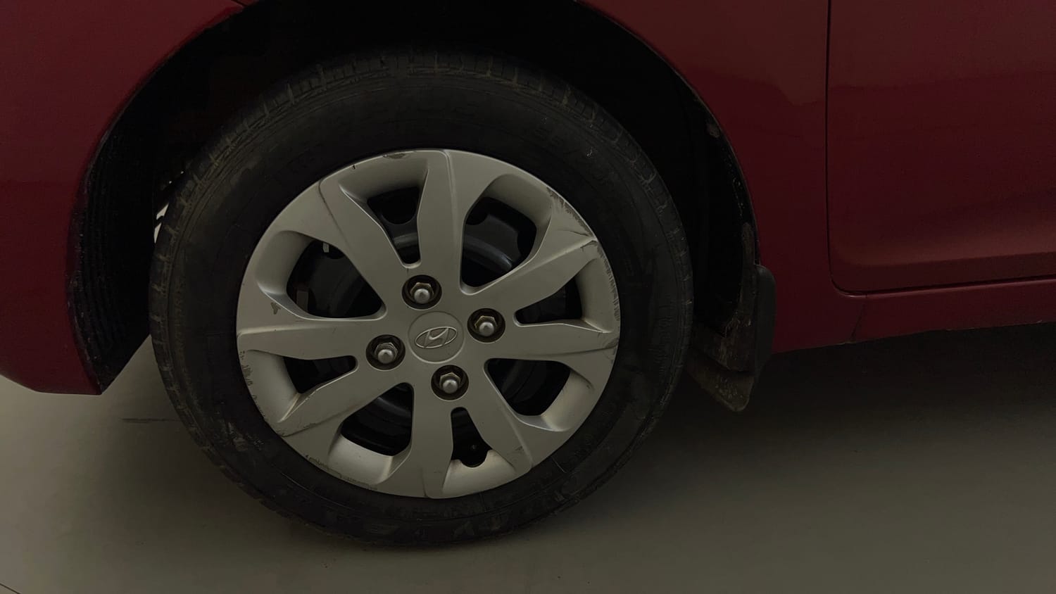 Used 2015 Hyundai Eon Magna + Petrol Manual tyres LEFT FRONT TYRE RIM VIEW
