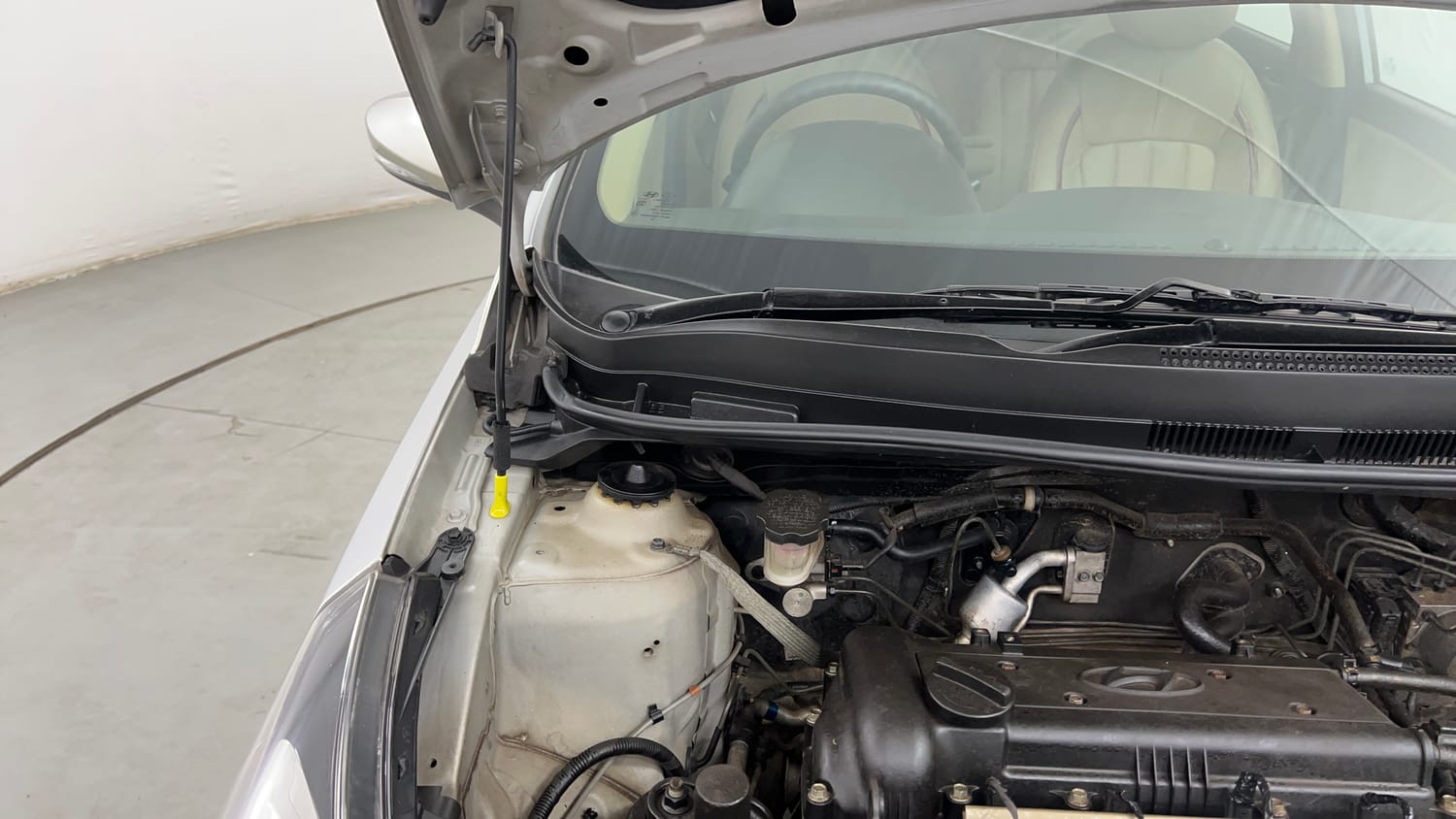 Used 2012 Hyundai Verna Fluidic 1.6 VTVT SX Petrol Manual engine ENGINE RIGHT SIDE HINGE & APRON VIEW