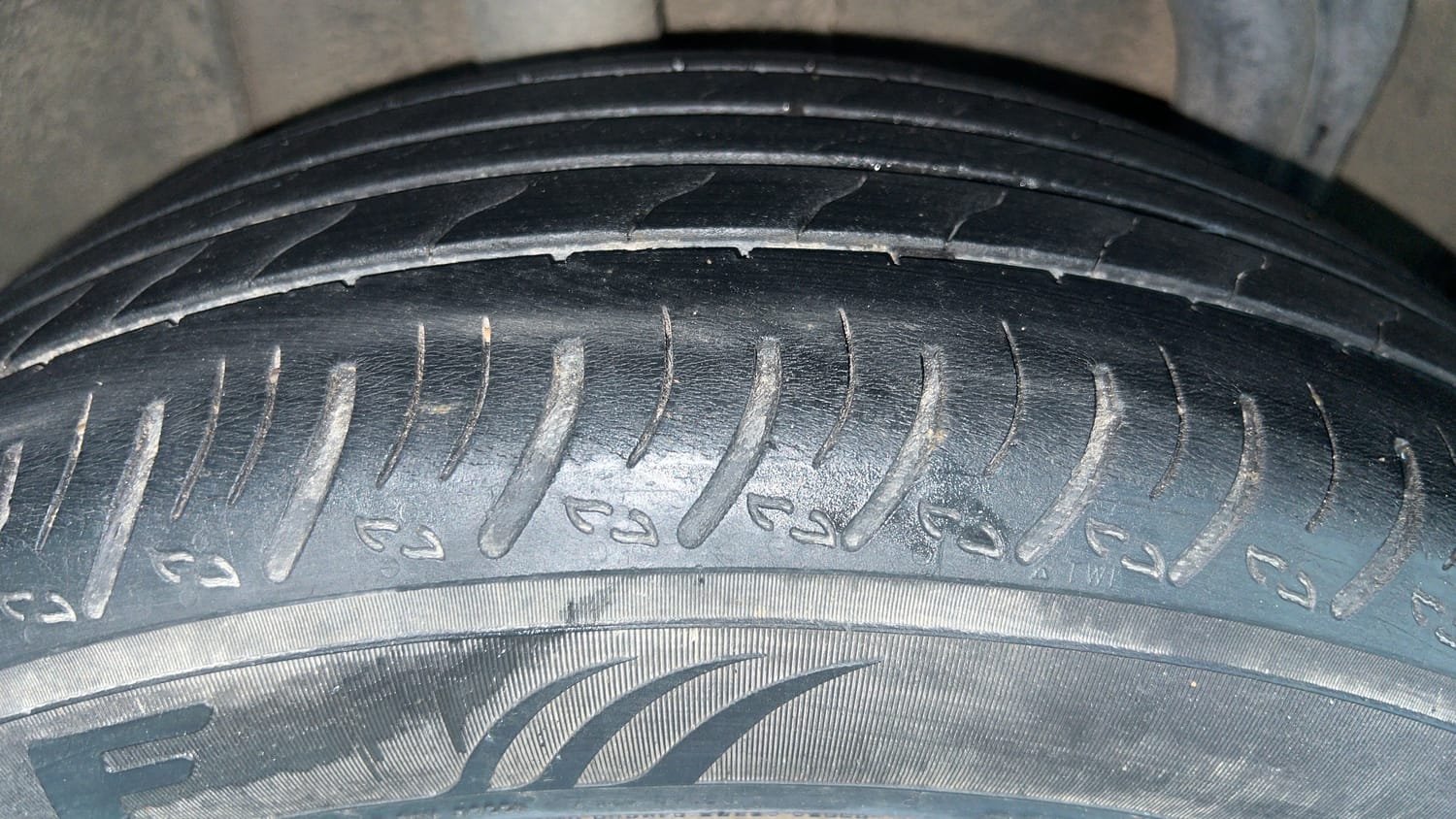 Used 2021 Nissan Magnite XE Petrol Manual tyres RIGHT REAR TYRE TREAD VIEW