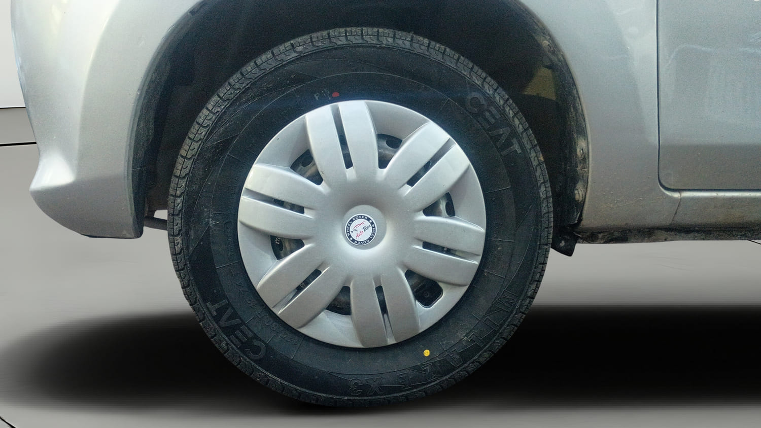 Used 2015 Maruti Suzuki Alto 800 Lxi Petrol Manual tyres LEFT FRONT TYRE RIM VIEW